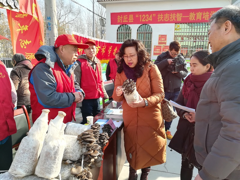 市科技局赴贫困乡村开展送科技下乡活动